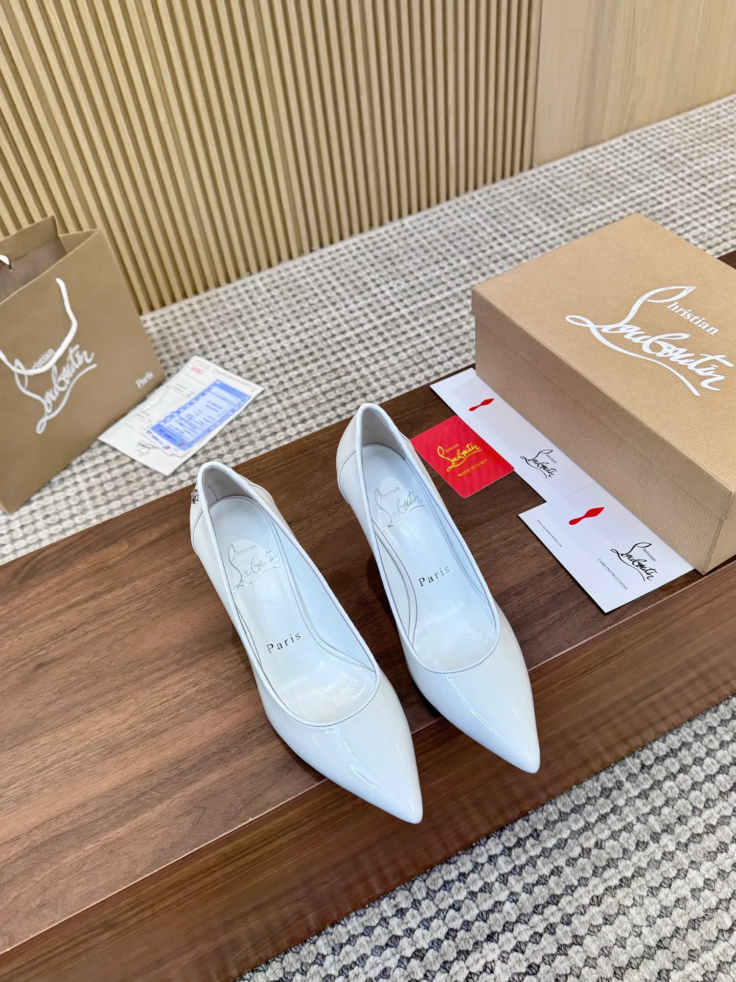 👟👟Ex-factory price 480👟👟 Genuine leather sole +40 Year-round shipment💝Christian Louboutin CL👠 "Patent Leather Hemming Craft Series" Noble and luxurious, real blingbling👟👟 Real materials, all customized by the pattern maker, and the materials are made of original customized materials to achieve the taste of the original 5 color options💍Upper: Imported👉cow patent leather💪 Lining: Sheepskin foot pad/lining Size: 34-40.41.42 Heel height: two options: 10.5cm and 8.5cm